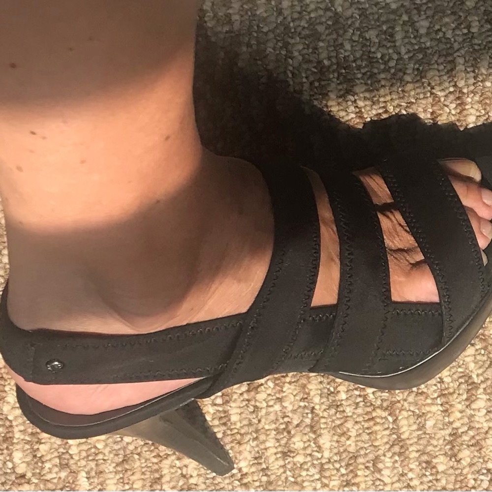 Like new Vera Wang black fabric open slide on sandals.